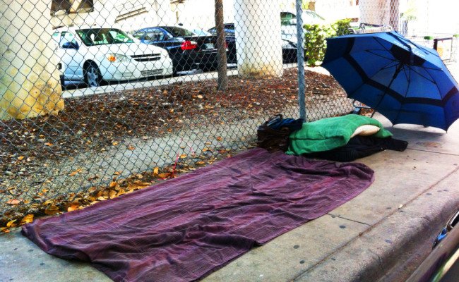 Letto di fortuna per strada