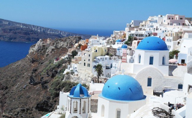 Il villaggio di Oia a strapiombo sul mare